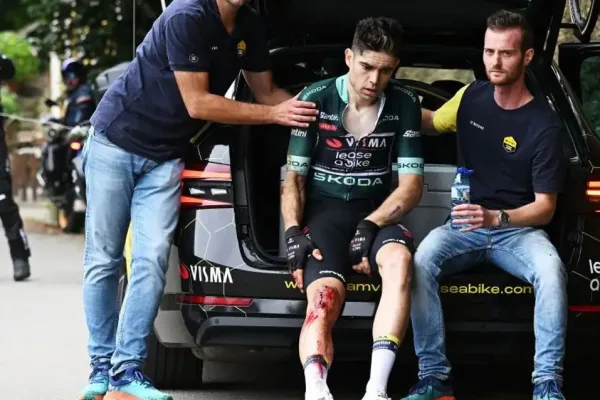 Wout van Aert (Visma) tras su caída en La Vuelta a España 2024