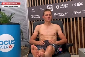 Insólito: la UCI multa a Van der Poel por estar sin remera en la “hotseat” del Tour de Suiza