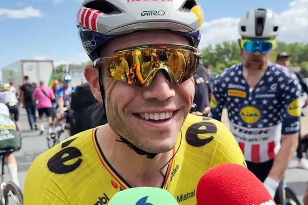 Wout van Aert (Visma - Lease a Bike) hablando con la prensa en el Tour Auvergne Rhone Alpes 2026
