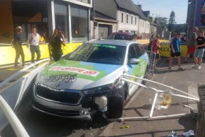 Tragedia evitada en el Tour de France: Un coche de prensa embistió a ocho espectadores en la meta