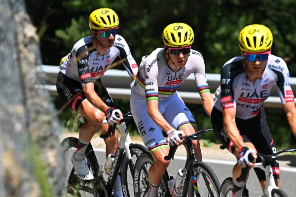 Tadej Pogacar y sus compañeros de UAE en la etapa 3 del Tour de France 2026