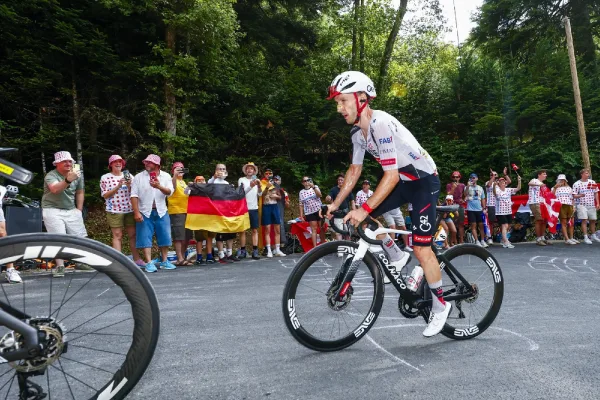 Adam Yates en el Tour de France 2026