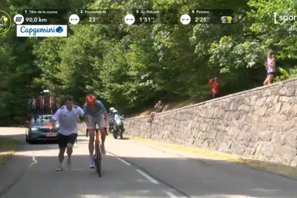 Thymen Arensman (Netcompany INEOS) sufre un pinchazo en la etapa 14 del Tour de France