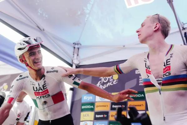 Tadej Pogacar e Isaac del Toro (UAE) tras la etapa 6 del Tour de France 2026