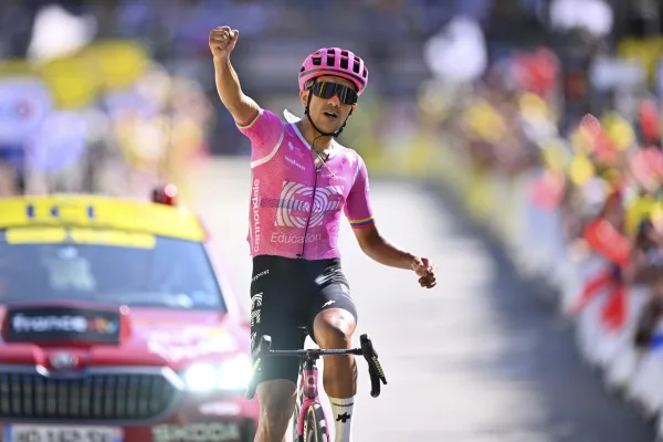 Richard Carapaz (EF) gana la etapa 18 del Tour de France 2026
