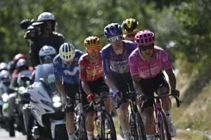 “No se le regala tiempo a Carapaz”: Pidcock explicó el pánico en el pelotón del Tour