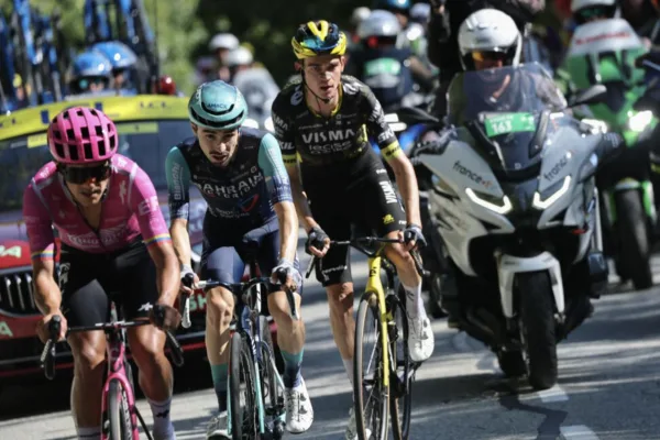 Richard Carapaz (EF), Lenny Martínez (Bahrain) y Sepp Kuss (Visma) en la fuga de la etapa 19 del Tour de France 2026