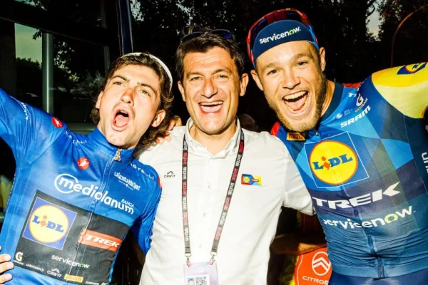 Luca Guercilena, en la última etapa del Giro d´Italia 2026 con Jonathan Milan y Giulio Ciccone