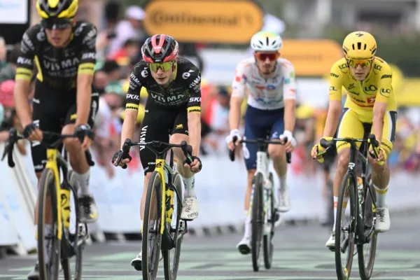 Jonas Vingegaard (Visma - Lease a Bike) y Davide Piganzoli llegan a la meta de la etapa 5 del Tour de France 2026