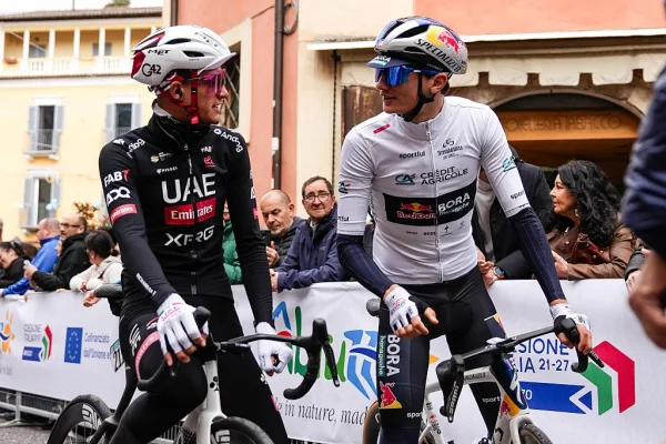 Isaac del Toro (UAE) y Giulio Pellzzari (Red Bull BORA) en Tirreno Adriático 2026