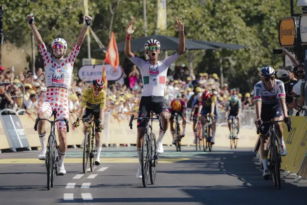Isaac del Toro y Tadej Pogacar en la etapa 2 del Tour de France 2026