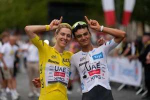 Wiggins cuestiona a Pogacar por actuar como niñero de Del Toro: “Me decepcionó un poco”