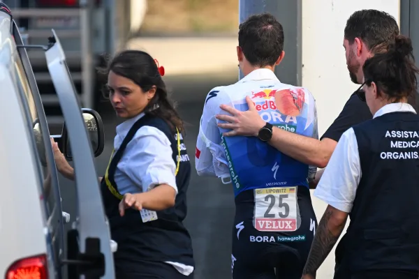Florian Lipowitz (Red Bull) tras el accidente de la etapa 16 del Tour de France 2026