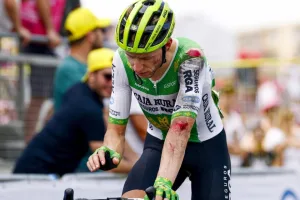 OFICIAL: Alex Molenaar abandona el Tour por conmoción cerebral y una fractura