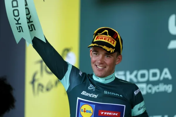 Mads Pedersen de verde en el Tour