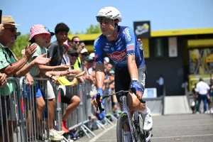 Alpecin trabajó durante horas bajo el calor y Philipsen decepcionó en Pau: “No es excusa”