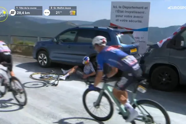 La caída de Tom Pidcock (Q36.5) en la etapa 10 del Tour de France 2026