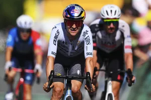 Diferencias entre favoritos del Tour: Red Bull logra salvar el podio de Remco ante Pidcock