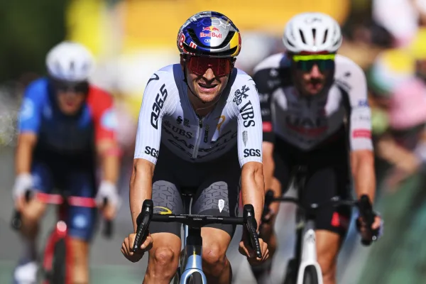 Tom Pidcock (Pinarello Q36.5) en la etapa 13 del Tour de France 2026