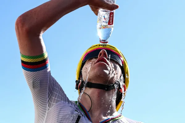 Tadej Pogacar (UAE) refrescandose con agua en el Tour de France 2026