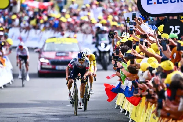 Tadej Pogacar (UAE) y Remco Evenepeol (Red Bull) en el final de la etapa 15 del Tour de France 2026