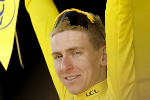 Tadej Pogacar (UAE) en malla amarilla en el Tour de France 2026