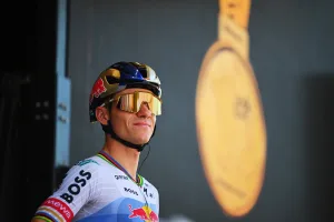 “Tuve que atacar dos veces por la gente y las motos”: La bronca de Remco en Alpe d’Huez