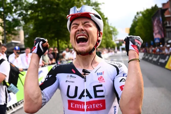 Rune Herregodts (UAE) al ganar el Campeonato Nacional de Bélgica