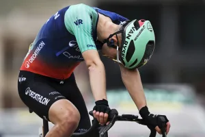 Decahtlon ocultó una caída y una enfermedad de Seixas en su debut en el Tour