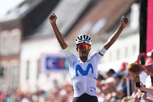 Natnael Tesfatsion (Movistar) al ganar etapa en los 4 Jours 4 Jours de Dunkerque 2026