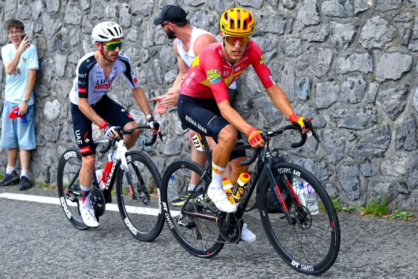 Tobias Halland Johannessen (Uno-X) y Adam Yates (UAE) en 2026