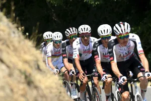El Tour pide límites salariales ante UAE: “3 de los 4 equipos más ricos se llevan a los mejores jóvenes”