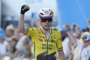 Rezagado por una caída, Van Aert gana en su retorno y llega afilado a La Vuelta