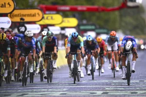 Van der Poel resiste por menos de una rueda a los velocistas, tras una fuga con Pogacar, quíntuple ganador del Tour