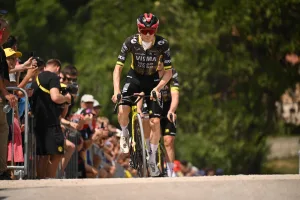 El parte médico de Jonas Vingegaard tras la caída que lo dejó fuera del Tour