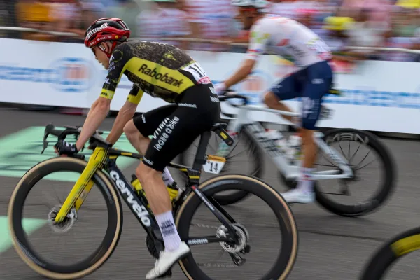 Jonas Vingegaard (Visma - Lease a Bike) llegando con la bicicleta de Victor Campenaerts en el final de la etapa 5 del Tour de France 2026