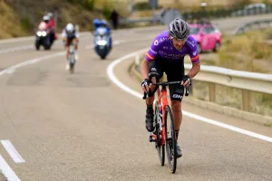 La UCI descalifica a un ciclista que usó gafas con cámara incorporada: lo descubren tras subir el video