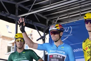 Van Aert sella su título en Dinamarca en un final con caída masiva