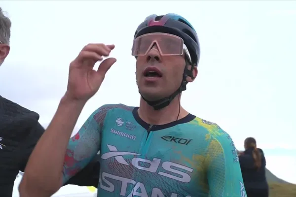 Thomas Guillermo Silva (XDS Astana) al ganar la etapa 3 de la Arctic Race of Norway 2026