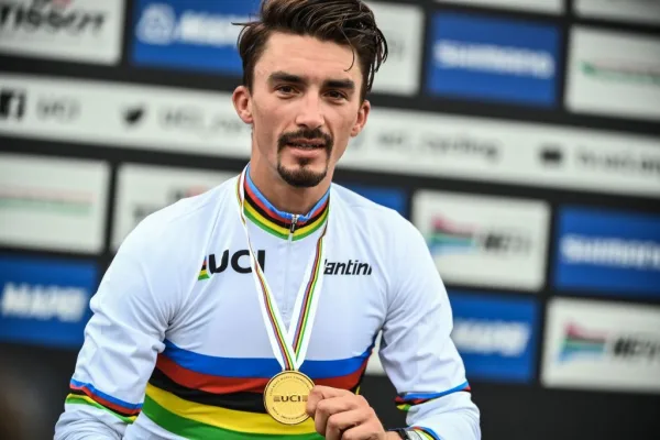 Julian Alaphilippe tras ganar el Mundial 2020 en Imola