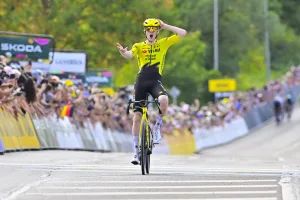 Barré sorprende al pelotón en Alemania, Del Toro gana el sprint del grupo pero pierde el liderato