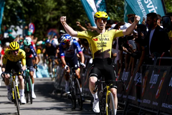 Matthew Brennan (Visma - Lease a Bike) gana la primera etapa de la Vuelta a Burgos 2026