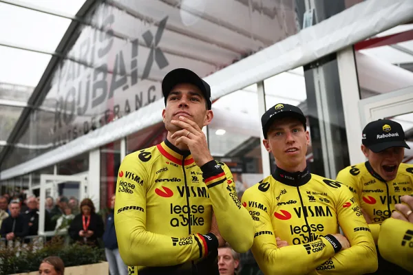 Wout van Aert y Matthew Brennan (Visma - Lease a Bike) en París-Roubaix 2026