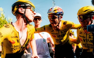 Wout van Aert y Matthew Brennan (Visma - Lease a Bike) tras la etapa 2 de La Vuelta a España 2026