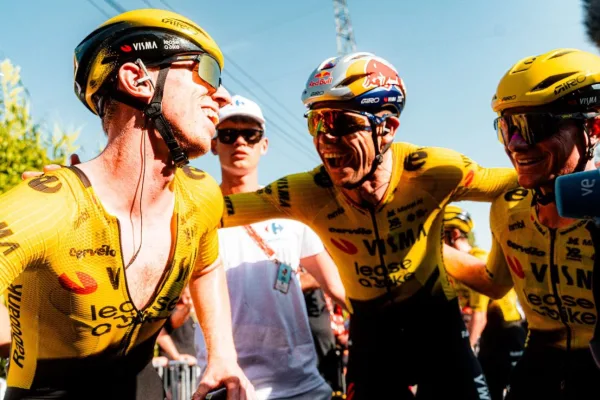 Wout van Aert y Matthew Brennan (Visma - Lease a Bike) tras la etapa 2 de La Vuelta a España 2026