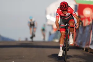 Carapaz alista su regreso a La Vuelta: la exitosa fórmula de 2020 y 2024 que lo vuelve a poner en el podio