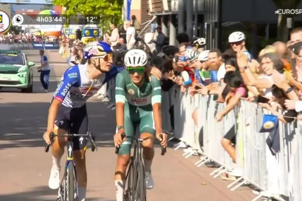 Isaac del Toro (UAE) y Giulio Pellizzari (Red Bull) en el final de la etapa 3 del Tour de Alemania 2026