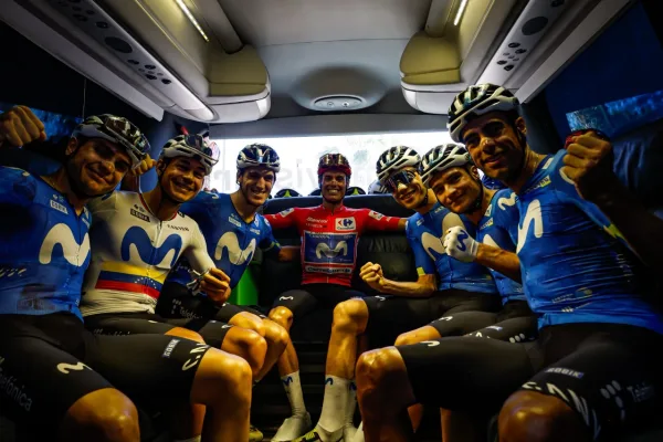 Enric Mas y su equipo en La Vuelta a España 2026