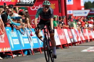 “Nos tenemos que hablar más por radio”: La estrategia de Decathlon vuelve a fallar en La Vuelta