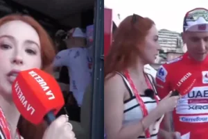 Papelón de La Vuelta: Contratan a una “influencer” sexista que acosa a Pogacar y otros ciclistas